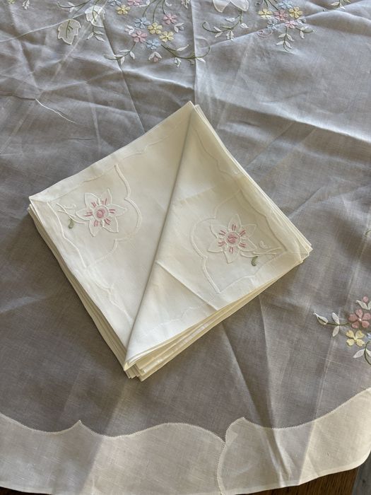 Toalha de mesa linho e organdi , decorado com um delicado bordado floral à mão com 6 guardanapos