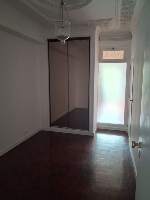 Apartamento T2 para alugar na Rua de São Bento, Lisboa.