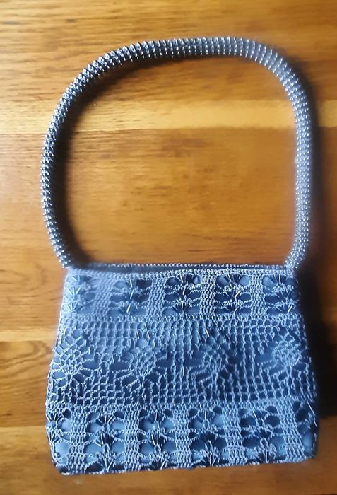 Mała torebka, ozdobna w cekiny i szydełkowanie, jak nowa