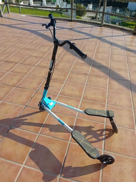 Trotinete 3 rodas c/travão pouco uso