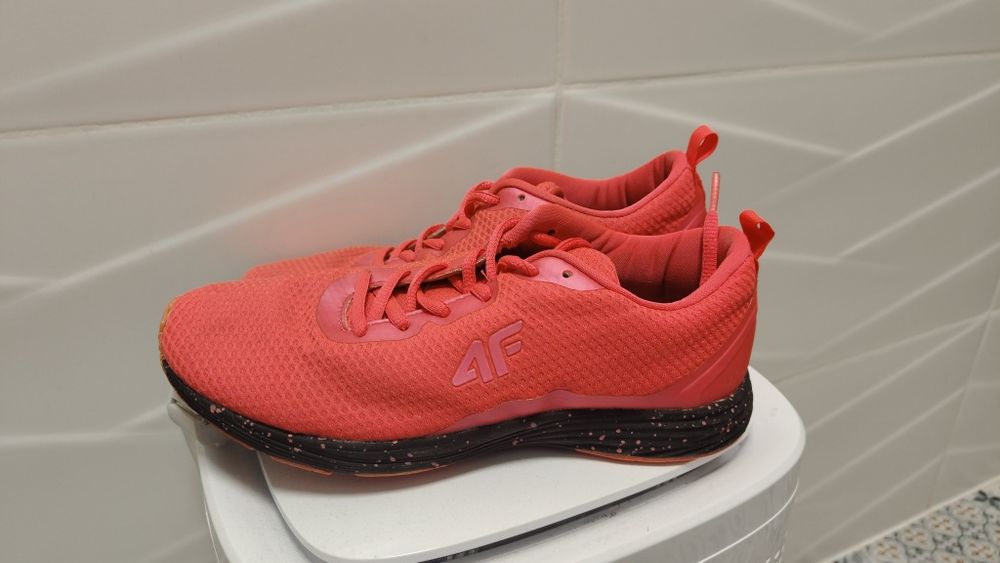 Buty 4F r. 37 * 24 cm sportowe koralowe