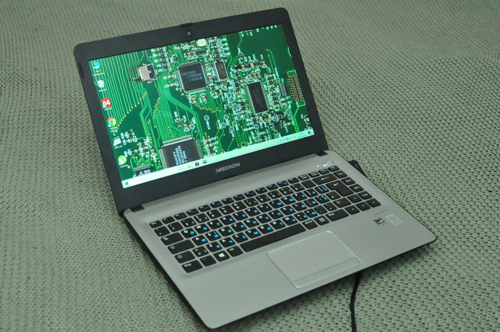 Игровой ноутбук Acer Medion (4 ядра /8Gb/500Gb/video  2Gb)
