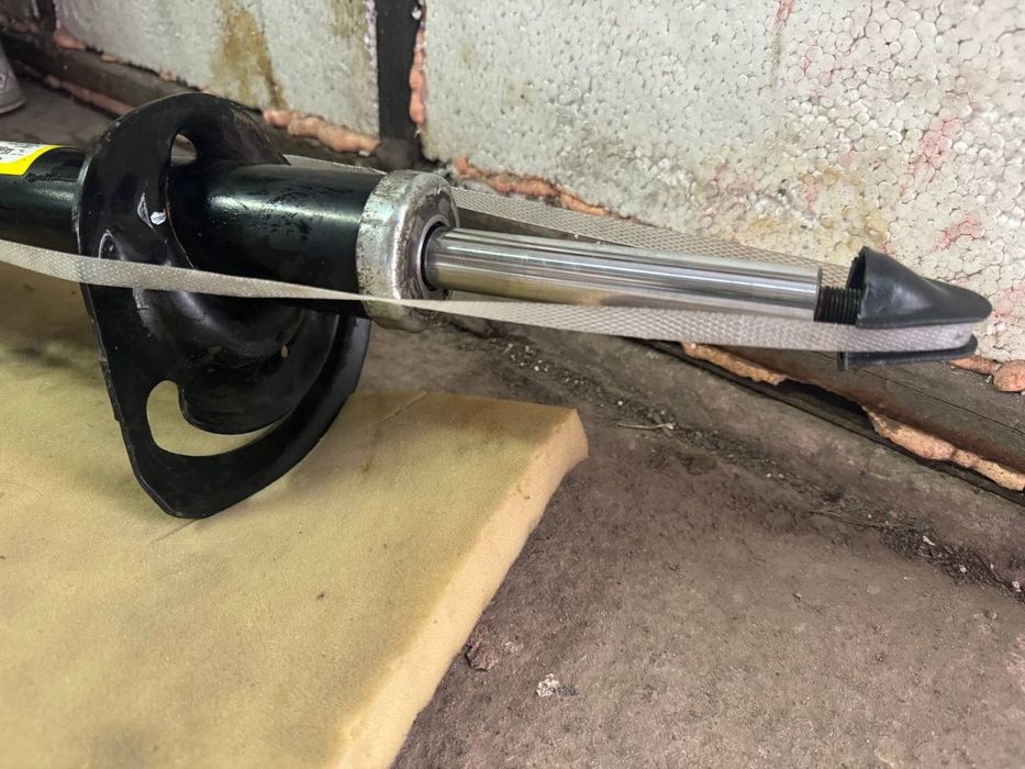 Стойка амортизатор левая Dodge Calibre