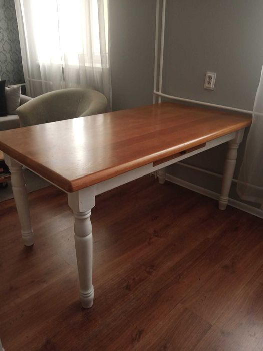 Sprzedam stół drewniany do jadalni w bardzo dobrym stanie. Tel. do kontaktu: +48 535 868 071