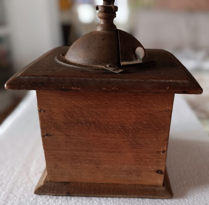 Moedor de café manual antigo da Peugeot Frères.Tudo a funcionar