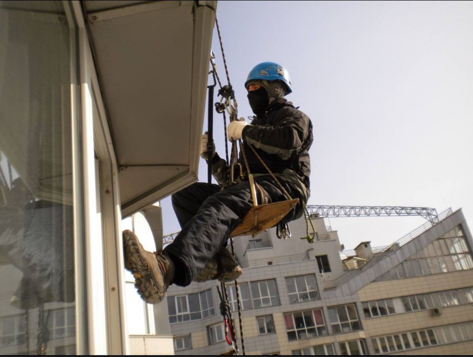 Миття вікон,миття  фасадів на висоті. Львів.  Промисловий альпінізм.