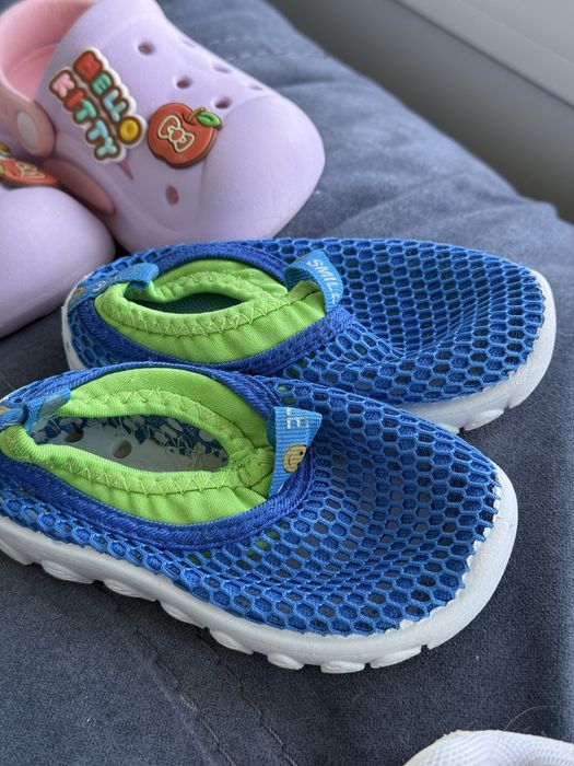 Дитяче взуття кросівки коралки крокси