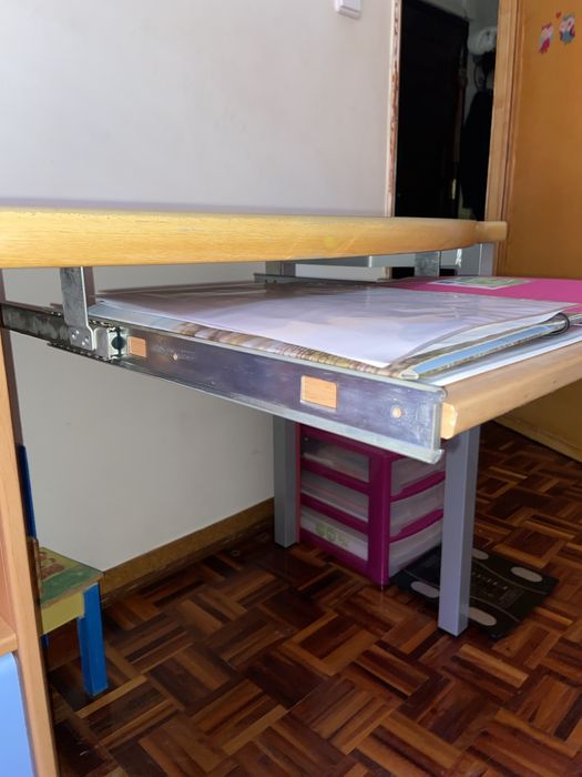 Secretária com duas gavetas e um “cubo” de arrumaçao