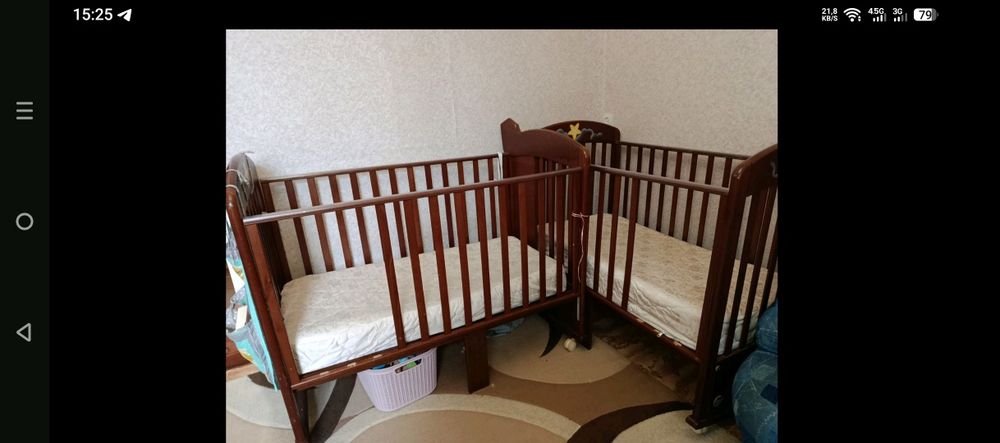 Две детские кроватки.