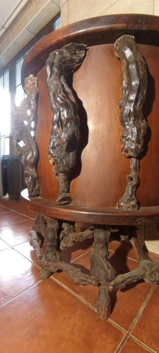 Bar de madeira e banco