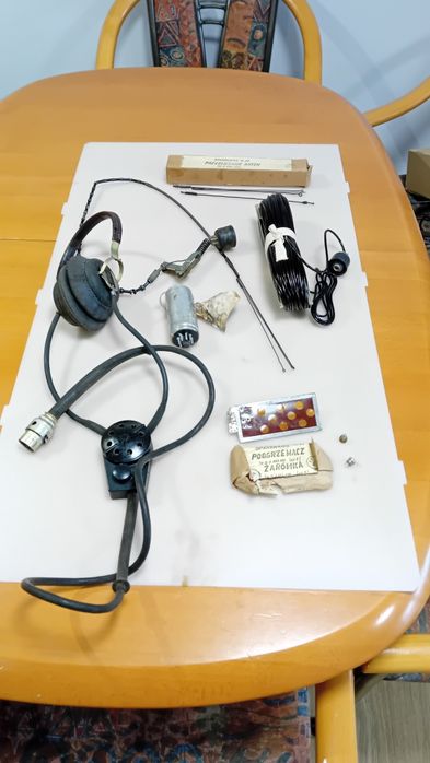 Anteny ,mikrotelefon i inne przedmioty.