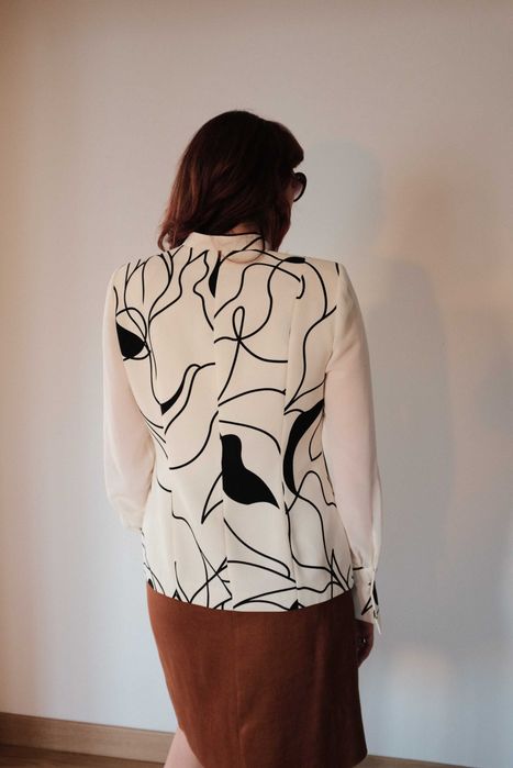 Blusa Vintage Gráfica Monocromática – Estilo Anos 80