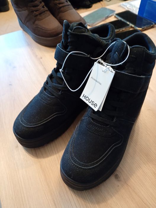 41 Hit! Sneakersy na koturnie House
