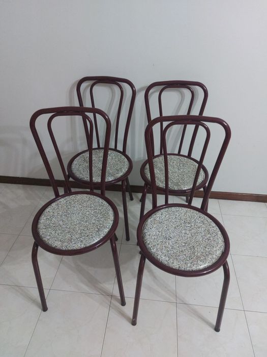 Mesa quadrada com 4 cadeiras