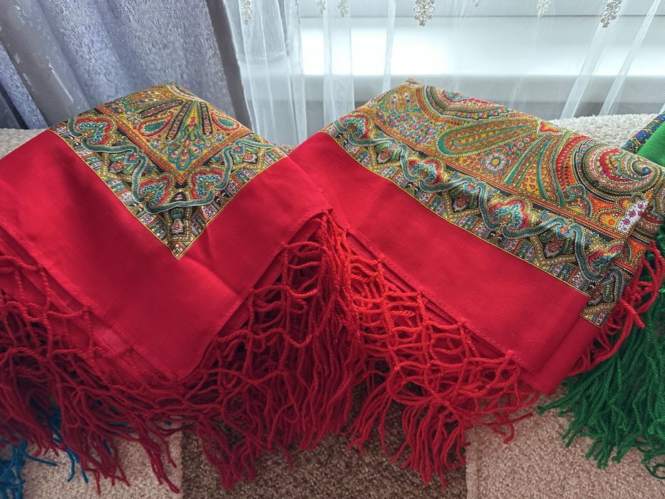 Розподаж  Українська хустка з тороками, бахрамою, парчею