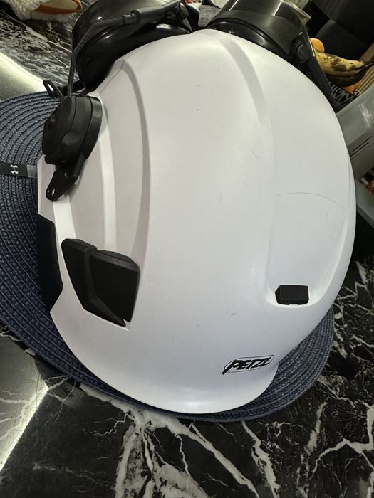 Kask ochronny Petzl wraz z ochronikami sluchu peltor