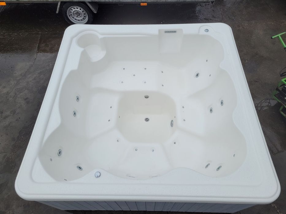 Jacuzzi COMFORT od ręki producent leżanka 6 osób hydromasaż