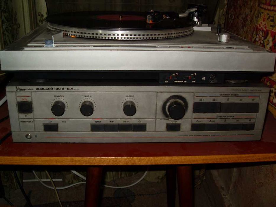 Проигрыватель виниловых пластинок "Вега - 110".