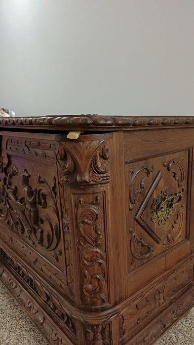 Arca antiga em madeira esculpida