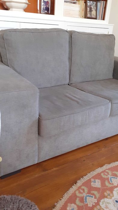 Sofá cinzento de dois lugares