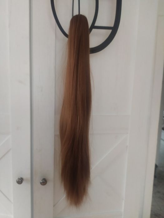 Kucyk długi, gesty jaśniejszy brąz nr 4 zapinany na klamrę