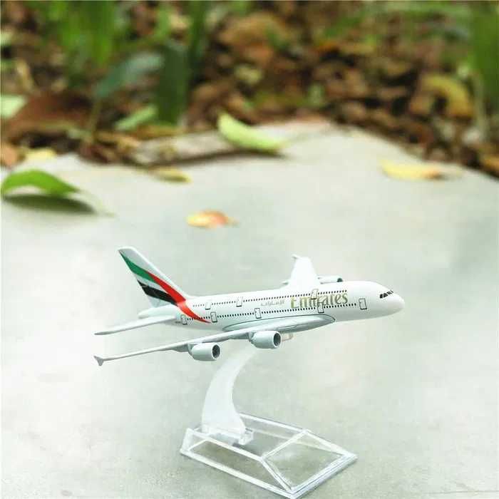 Modelo Miniatura Avião Airbus Emirates Airlines para Coleção e Exposição NOVO