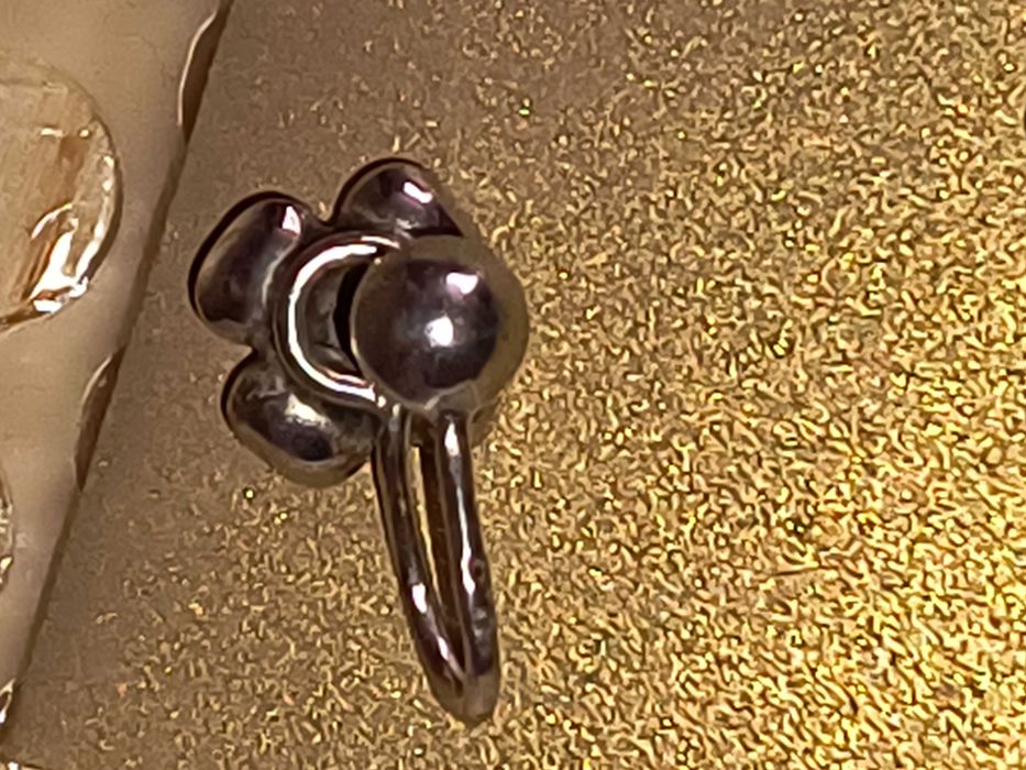 Srebrny kolczyk kwiat jabłoni śliczny wpinka