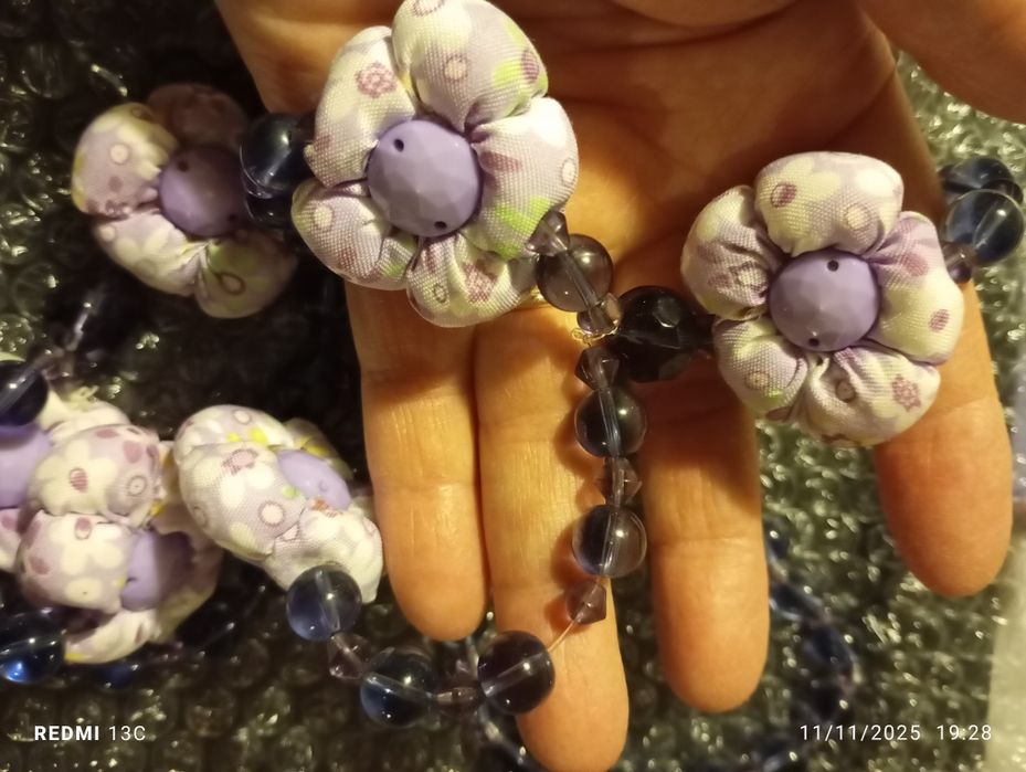 Colar lilás com contas e flores