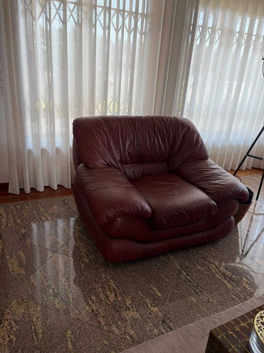 Sofas em pele e madeira