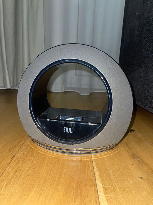 Колонка jbl/ є дефекти, не працює.