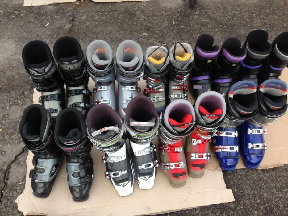 Продам лижі бігові та гірські
