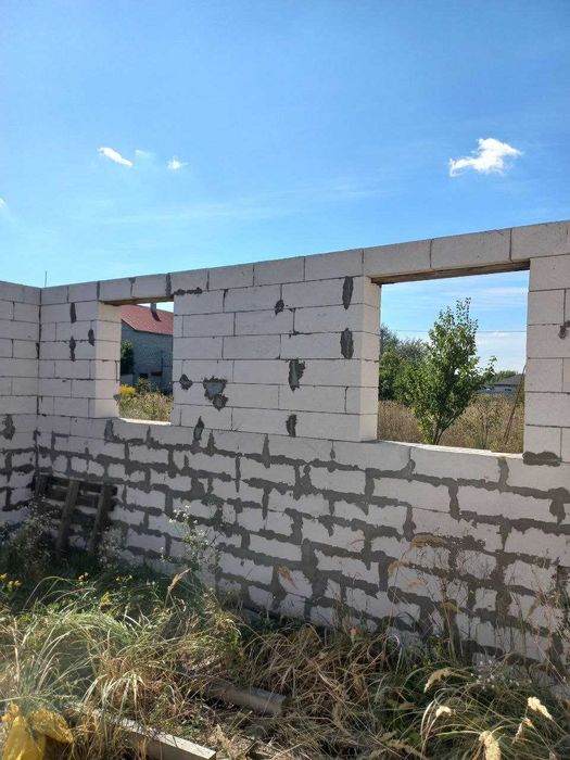 Незакінчене будівництво в Низах