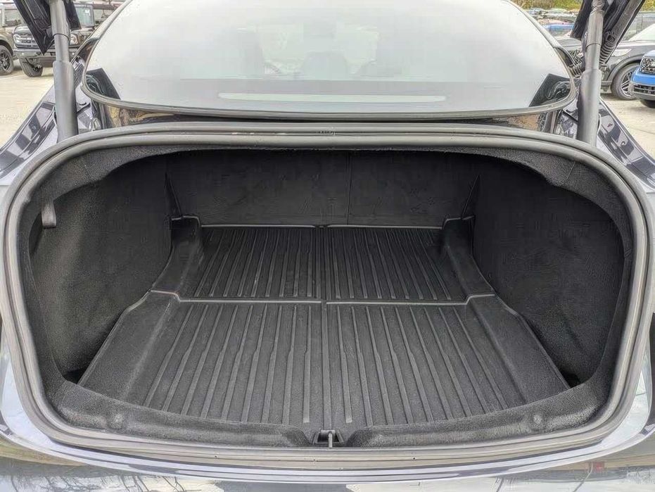 Tesla Model 3      2024