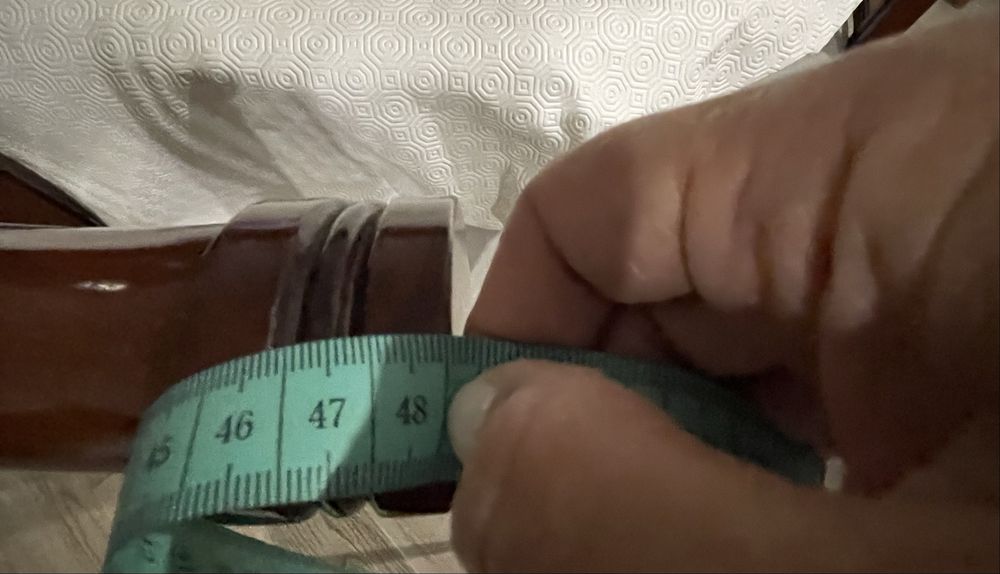 Mesa e 6 cadeiras em cerejeira. Estofadas recentemente , posso vender as cadeiras sem a mesa .