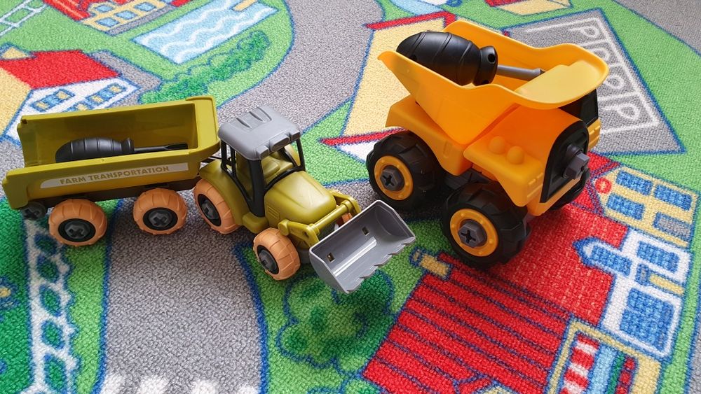 2 autka do rozkręcania, stan bardzo dobry, wiek 3+