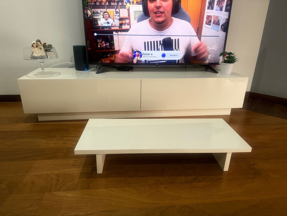 Móvel de tv com mesa de apoio