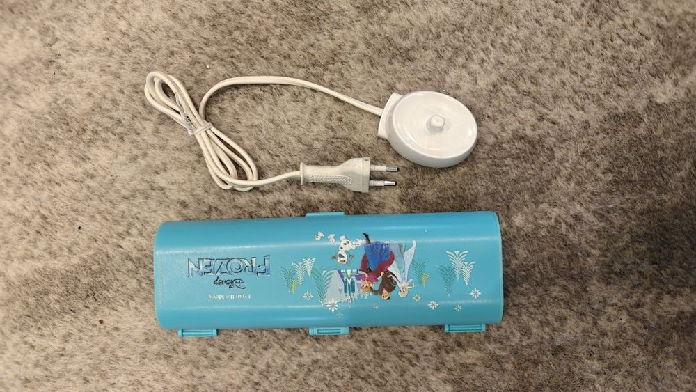 Szczoteczka elektryczna Oral-B i etui Frozen Kraina Lodu