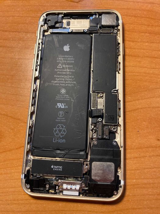 iPhone desmontado – carcaça e componentes para reaproveitamento