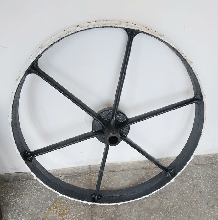 Metalowe stare koło