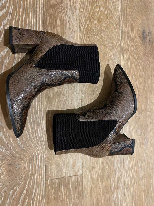 Козаки-ботинки жіночі RESERVED, екошкіра, зміїний принт, р.38.