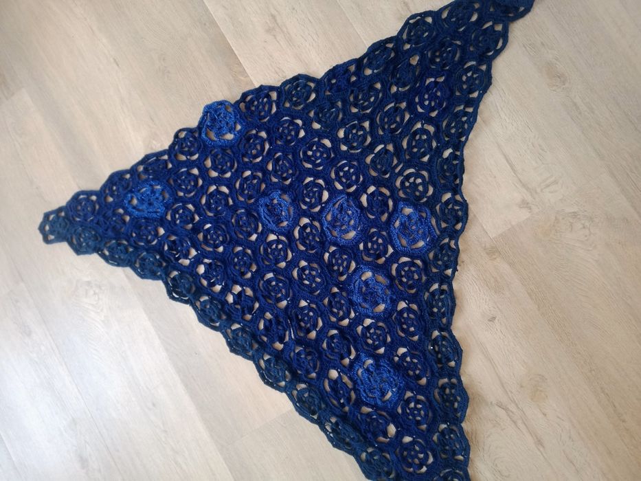 Chusta narzutka trójkątna handmade ręcznie robiona szydełko granatowa