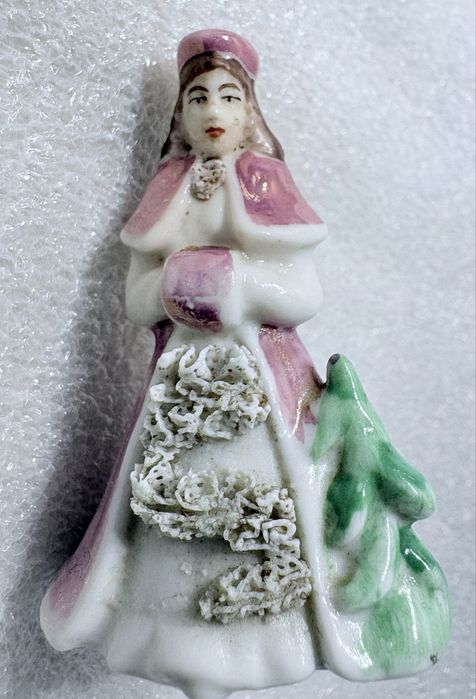 Miniatura feminina em porcelana alemã marcada Martha Budich Dresden