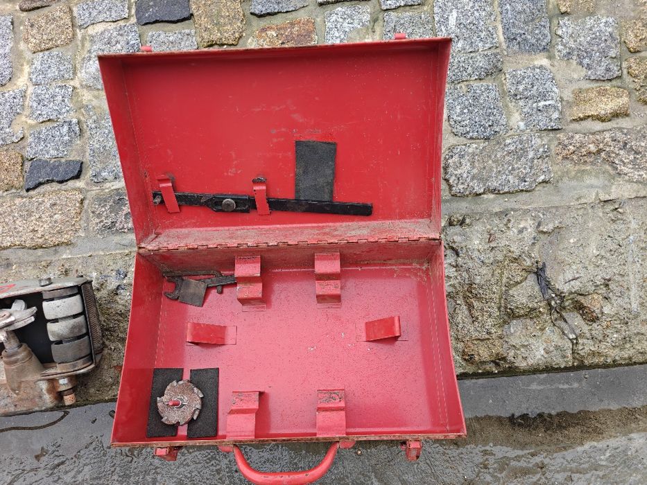 Máquina abrir roços