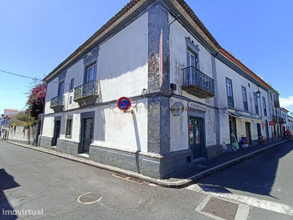 Edifício em Praça Histórica | Vila Franca do Campo