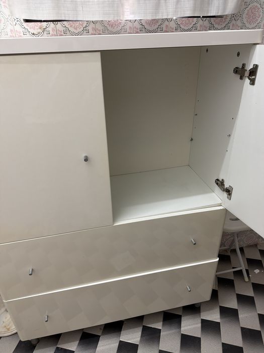 Movel de arrumacao com portas e gavetas