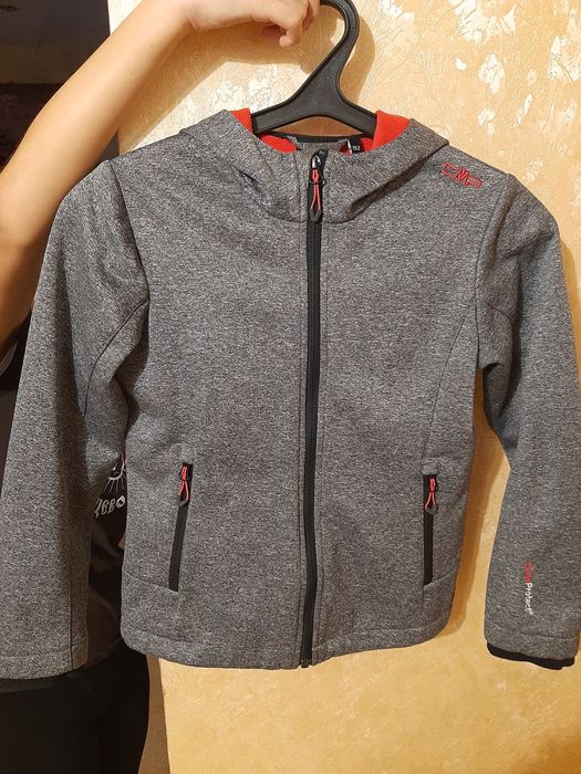 Фірмова вітровка