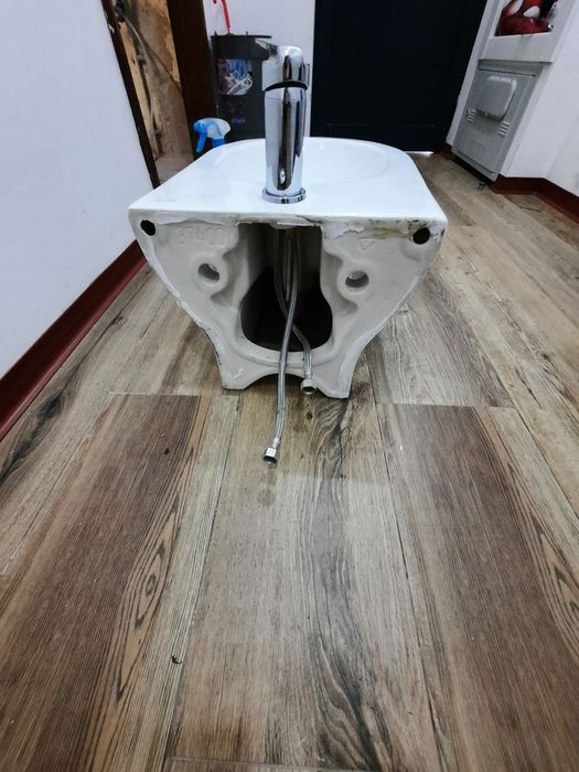 Bidé marca Valadares c/ torneira Teka