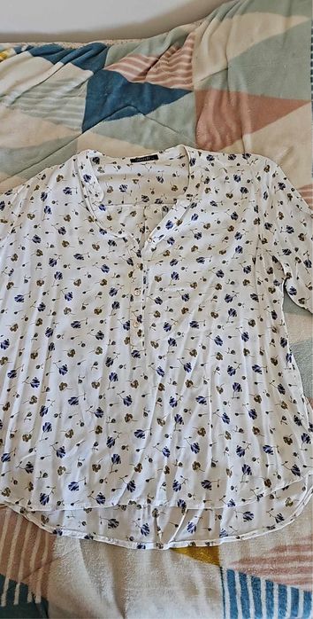 Camisa branca com florinhas