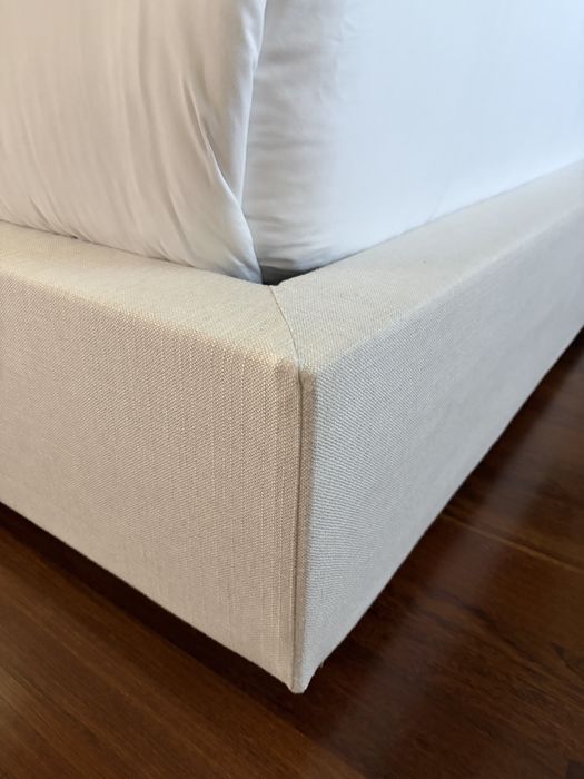 Cama estofada contemporânea