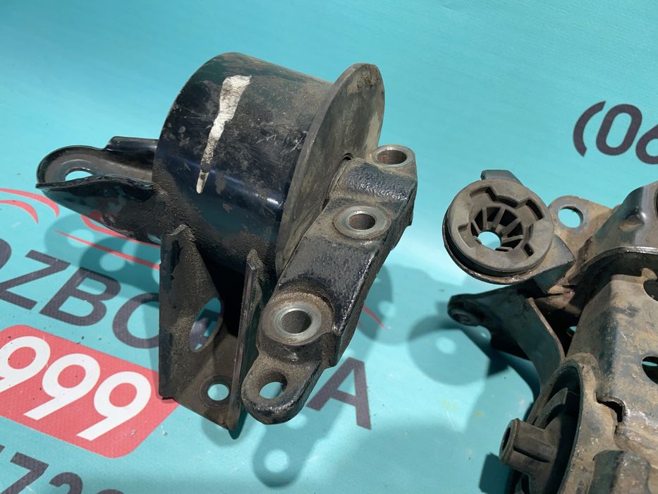 Подушка двигуна кронштейн Nissan X trail T30 Х трейл Т30